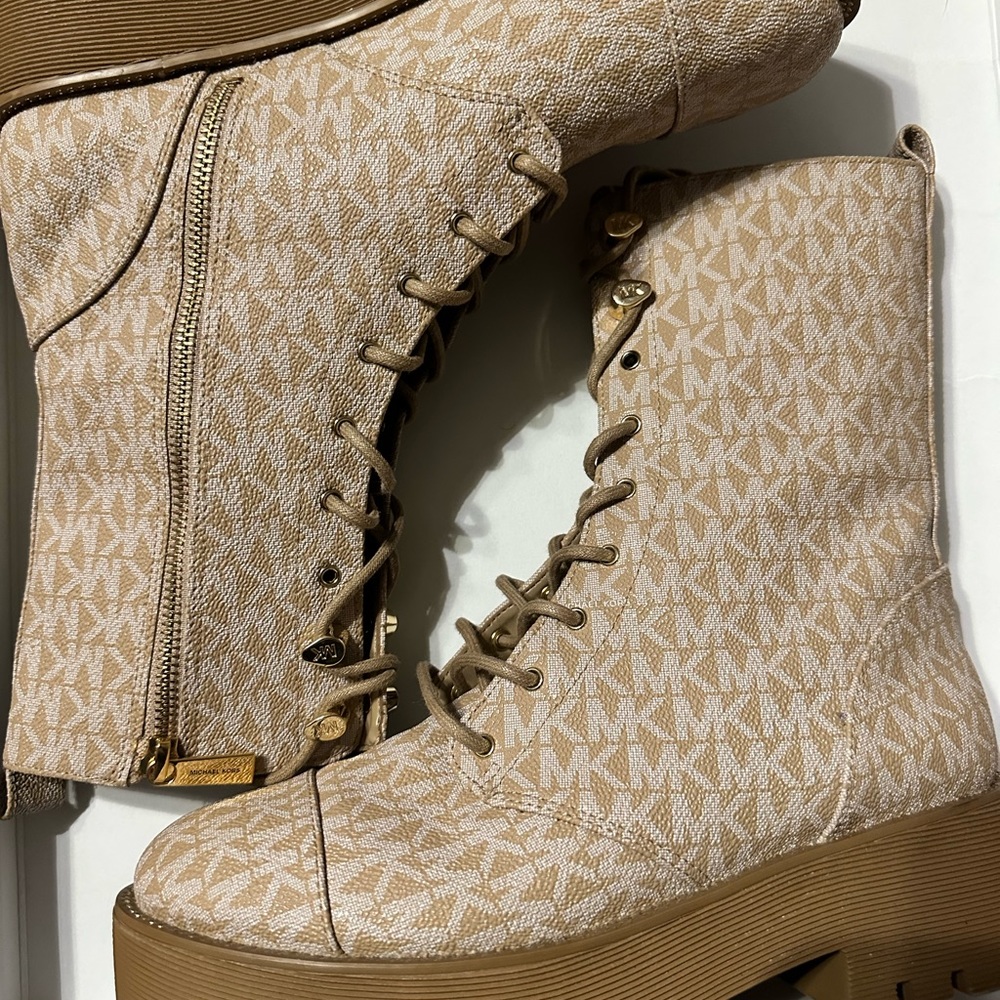 Micheal Kors boots - Picture 3 of 3